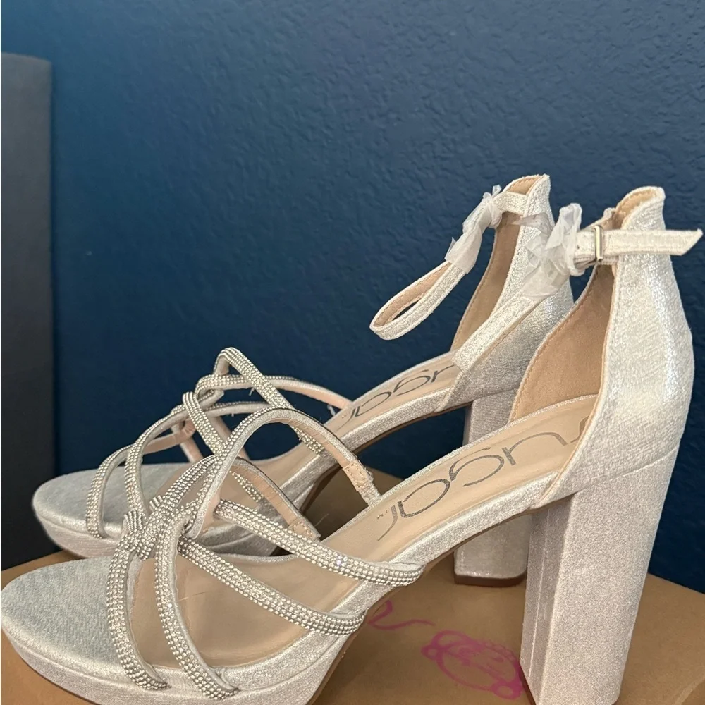 Silver and rhinestone heels 👠